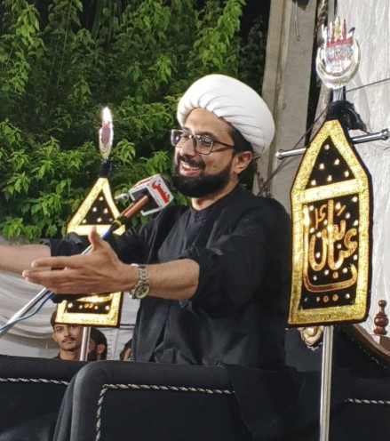 Maulana Taqi Mehdavi addressing a gathering from the pulpit