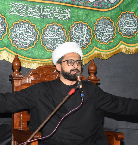 Maulana Taqi Mehdavi delivering a discourse from the mimbar